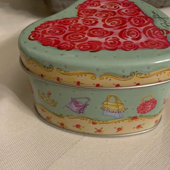 Brighton Love’s Light Candle in metal rose printed tin - Picture 3 of 7